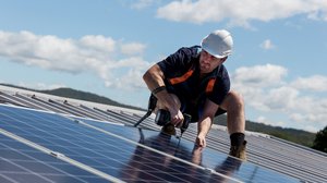 Arbeiter montiert Photovoltaik-Panel