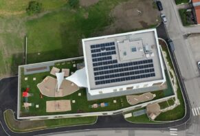 Sicht von Drohne auf Photovoltaikpanele in Jenbach Tratzbergsiedlung
