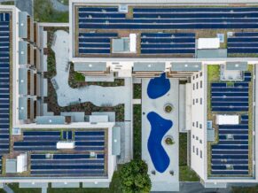 Sicht von Drohne auf Photovoltaikpanele in Pradl Ost