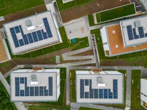 Sicht von Drohne auf Photovoltaikpanele in Telfs Südtiroler Siedlung
