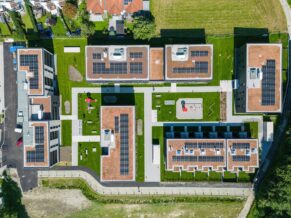Sicht von Drohne auf Photovoltaikpanele in Volders Postgründe