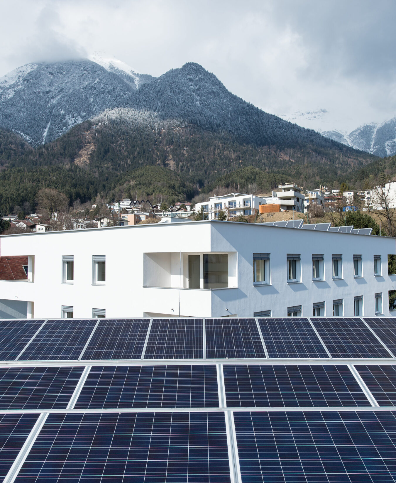 Netto-Null-Gebäude Vögelebichl Dachaufnahme mit Panelen