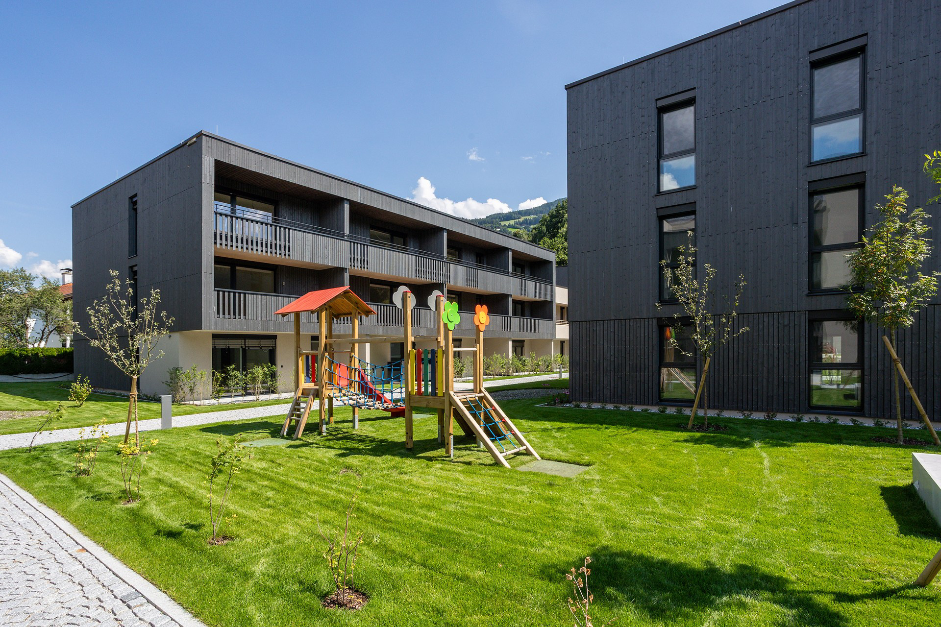 Volders PostgründeGebäude mit Spielplatz
